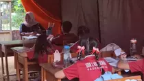 Belasan Siswa SD di Tulungagung Terpaksa Belajar di Tenda Darurat