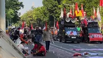Demo Buruh di Patung Kuda Tuntut Reformasi dan Turunkan Harga
