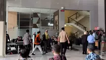 Tampil Beda, Eks Wamenaker Noel Pakai Kopiah Jalani Pemeriksaan KPK