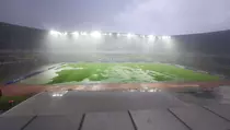Lapangan Tergenang Air, Laga Persib vs Persebaya Dihentikan Sementara
