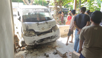 Mobil Rombongan Pengantin Kecelakaan Beruntun lalu Tabrak Rumah
