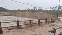 Banjir Luapan Sungai Tenggelamkan Jembatan di Parigi Moutong