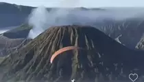 Petugas Buru Pelaku Paralayang Ilegal di Kawasan Bromo