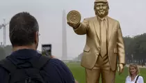 Investor Kripto AS Bangun Patung Emas Trump Pegang Bitcoin