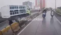 Truk Oleng Tabrak Separator Jalan di Flyover Pesing, 2 Pemotor Terluka