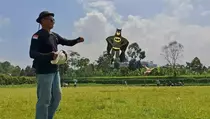 Puluhan Layangan Hias dengan Bentuk Unik Warnai Langit Wonosobo