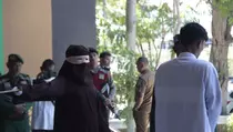 9 Pelaku Zina, Mesum dan Judi Online Dicambuk Depan Umum di Banda Aceh