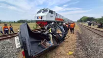 Pikap Terseret Kereta 800 Meter di Cirebon, 2 Tewas di Lokasi