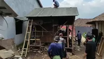 DPRD Pandeglang Patungan Bedah Rumah Nenek Sebatang Kara