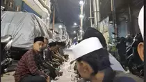 Keluarga Santri Korban Ponpes Al-Khoziny Gelar Tahlil Sepanjang Jalan