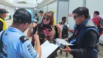MotoGP Mandalika: Warga Kebumen Hadiahkan Batik ke Tim Gresini