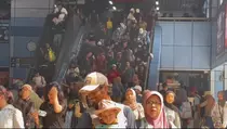 Warga Rela Desak-desakan di Kereta Demi Saksikan HUT Ke-80 TNI