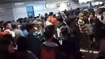 Stasiun Juanda Padat Penumpang Saat HUT Ke-80 TNI di Monas
