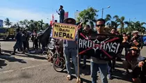 Warga Pati Demo Desak Bupati Sudewo Mundur Usai Rumah Aktivis Dibakar