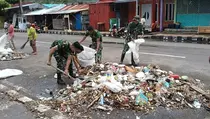 Ombak Besar Timbulkan Sampah di Sangihe
