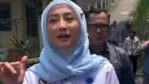 Bantuan Pangan Desy Ratnasari Bikin Warga Sukabumi Terharu