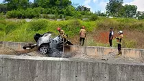 Toyota Raize Terbelah dan Terbakar di Tol Cisumdawu, Pengemudi Tewas