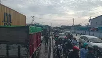 Banjir Lumpuhkan Jalur Pantura Demak, Motor dan Truk Mogok Berjam-jam