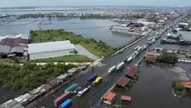 Banjir Pantura Semarang Tak Kunjung Surut, Warga hingga Sopir Frustasi