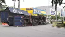 Truk Wingbox Terbalik di Jababeka Bekasi, Arus Lalin Macet Parah