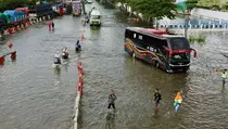 Ini Keluh Kesah Ojol hingga Sopir Truk Akibat Banjir Pantura