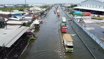 4 Hari Banjir Tak Surut, Jalur Pantura Demak Masih Macet Parah