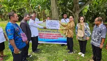 Kemenag Serahkan Rp 600 Juta kepada SMPTKN Teluk Wondana Papua Barat