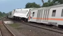232 Penumpang KA Purwojaya Anjlok di Bekasi Lanjut Perjalanan Naik Bus