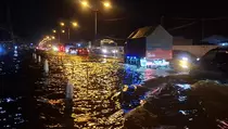 Pantura Demak Masih Banjir, Pengendara Terjebak Macet hingga 4 Jam