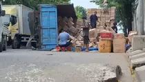 Tak Kuat Bawa 10 Ton Ikan Asin, Truk ODOL Terguling di Ancol Jakut