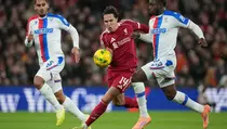 Keputusan Arne Slot Jadi Sorotan Usai Kekalahan Memalukan Liverpool