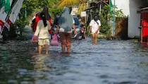 Banjir Semarang Tak Surut, Warga Mulai Sakit dan Stok Makanan Menipis