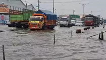 Viral! 2 Pria Duel di Tengah Banjir Jalur Pantura Demak