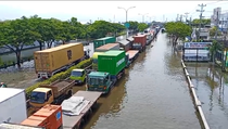 Banjir Rendam Kaligawe, Jalur Pantura hanya Bisa Dilalui Truk dan Bus