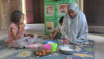 Siswi SD di Polman Bawa Pulang MBG untuk Makan Bersama Keluarga