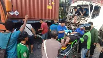 Truk Gandum Tabrak Kontainer di Bekasi, Sopir Terjepit dan Patah Kaki