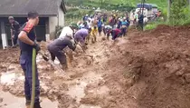 Tebing 40 Meter di Cisarua Longsor, Akses Antar-Kecamatan Terputus