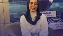 Desy Ratnasari Berikan Traktor dari Kementan untuk Petani Sukabumi