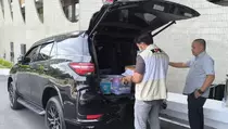 Penyidik KPK Geledah Mobil Dinas Plt Gubernur Riau dan Sekda
