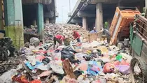 Warga Priok Keluhkan Gunungan Sampah di Kolong Tol Wiyoto Wiyono