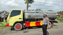 Sepeda Motor Tabrak Truk Tangki Air di Mojokerto, 1 Tewas
