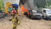Bara Rokok Picu Kebakaran di Sawah Besar, 3 Mobil Hangus Terbakar