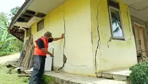 Tanah Bergerak di Ciamis Meluas, Belasan Rumah Retak dan Roboh