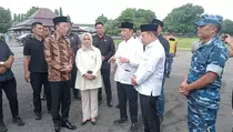 Jokowi Sambut Jenazah Istri Wiranto di Bandara Solo