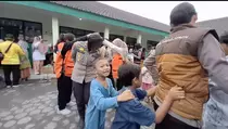 Trauma Healing di Posko Semeru Bantu Anak Pengungsi Kembali Tersenyum