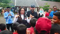 Zita Anjani Dampingi Anak-anak Pengungsi Semeru