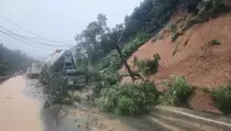 Banjir dan Longsor Vietnam Tewaskan 90 Orang, Ribuan Rumah Rusak