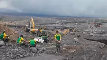 Belasan Alat Berat dan TNI Dikerahkan Bikin Sodetan Lahar Semeru