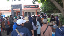 BLT Kesra Rp 900.000 Cair, Kantor Pos Pondok Aren Diserbu Warga