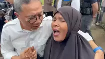 Kedatangan Menko Zulhas Disambut Tangisan Ibu Korban Banjir di Padang